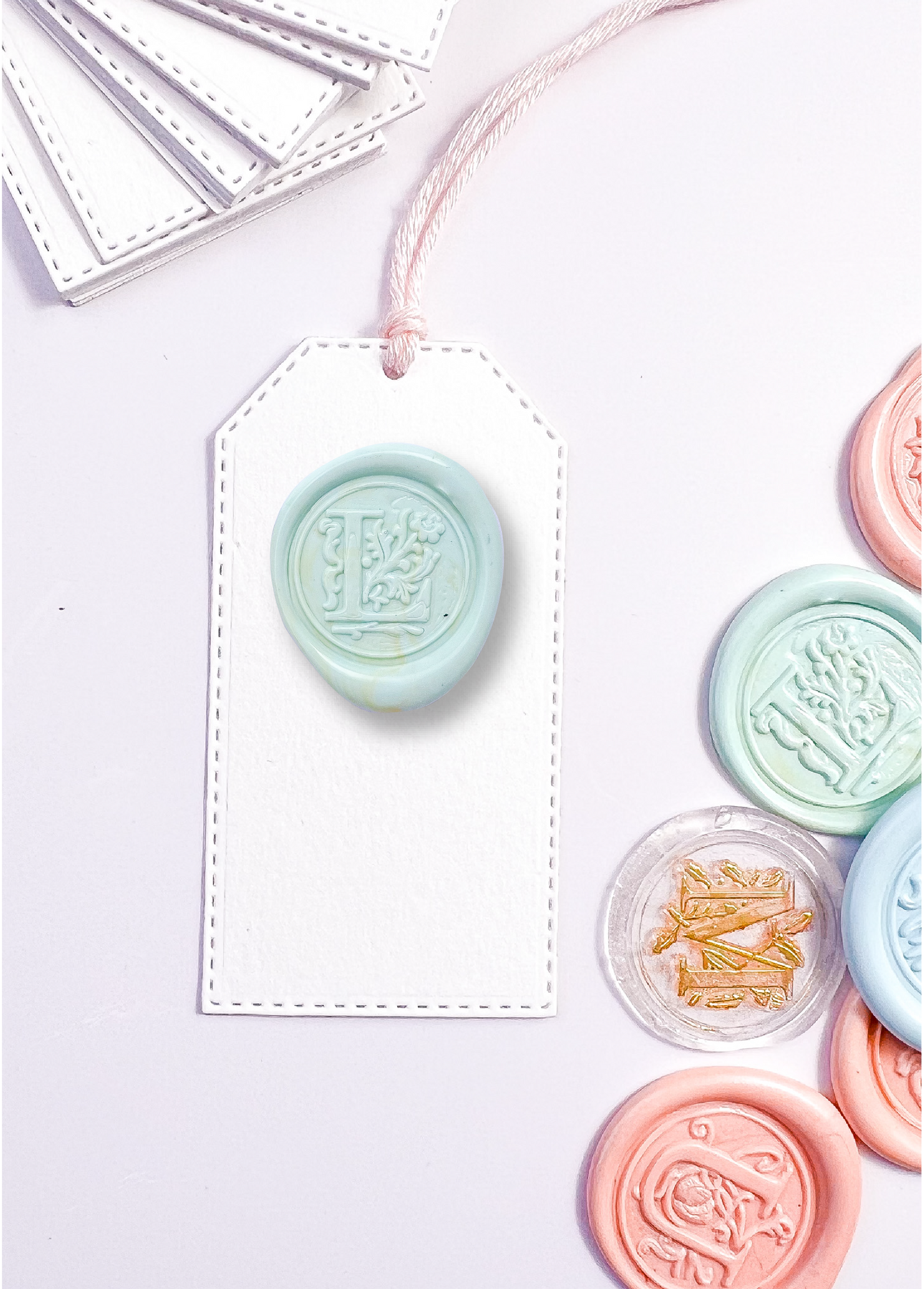 Mini tags con inicial de cera | 12 Unds.