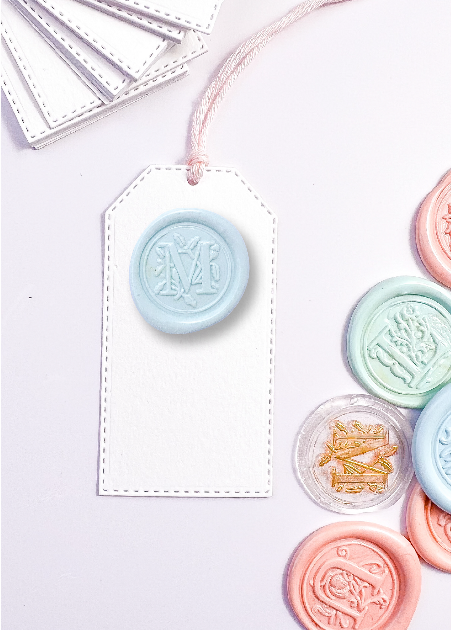 Mini tags con inicial de cera | 12 Unds.