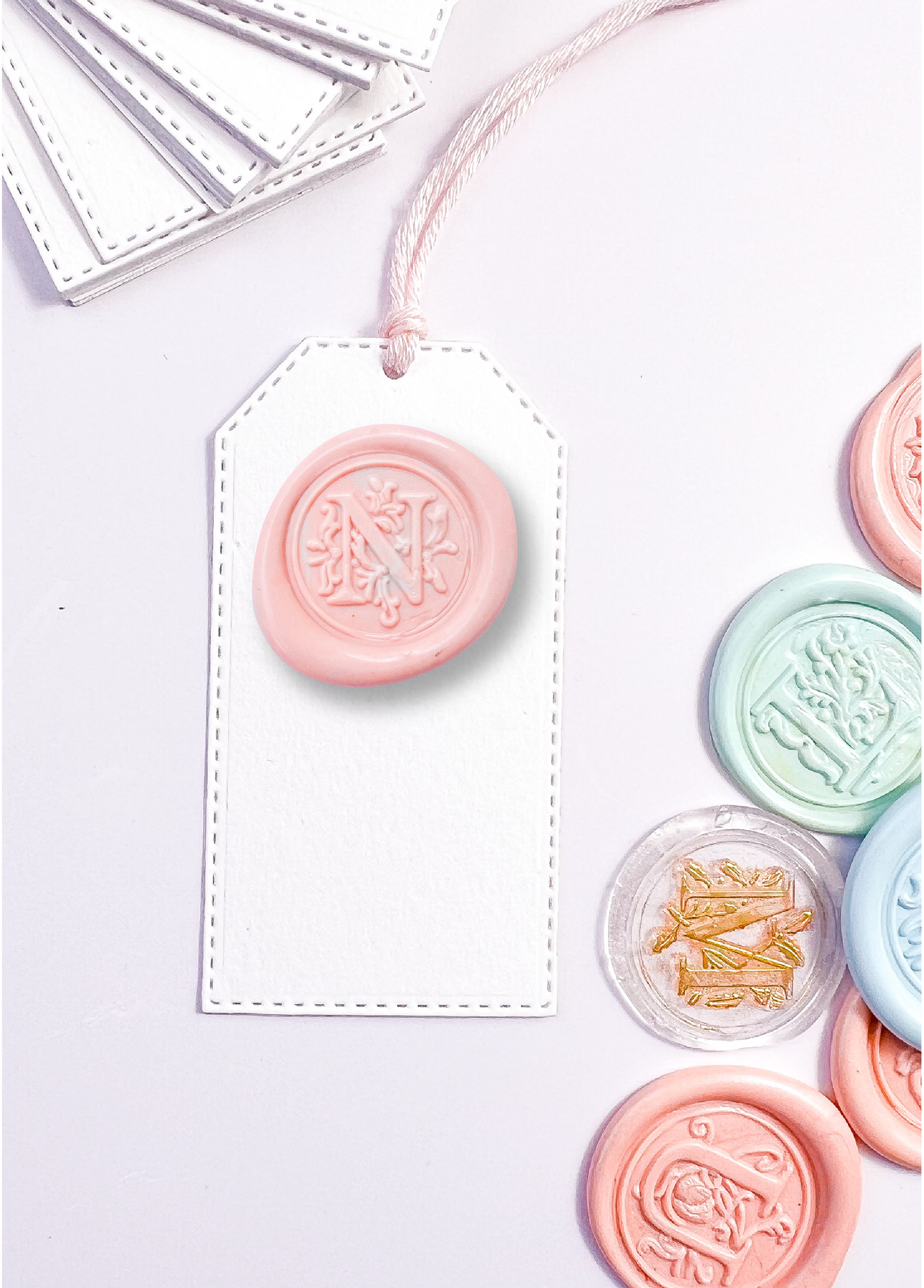 Mini tags con inicial de cera | 12 Unds.