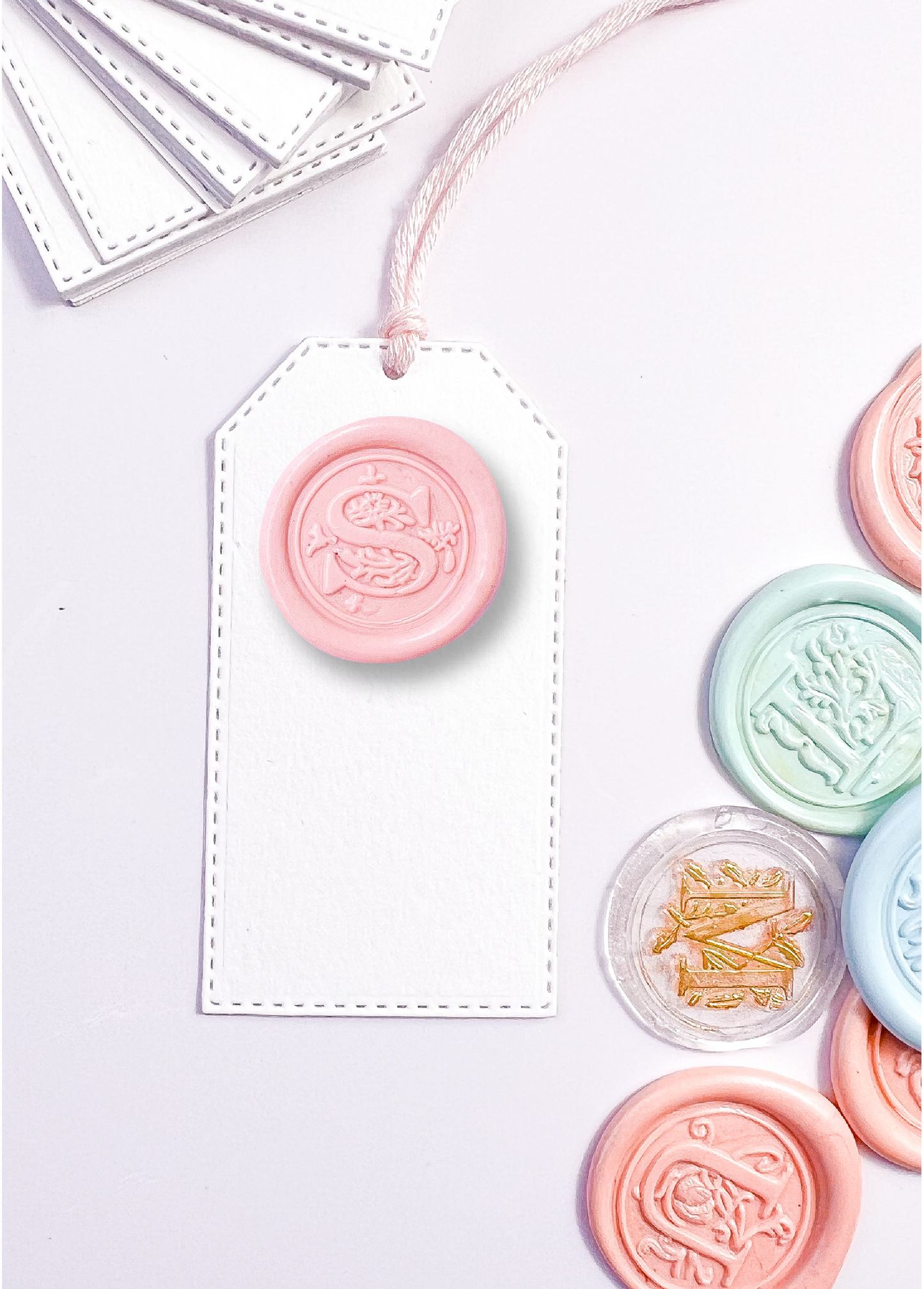 Mini tags con inicial de cera | 12 Unds.