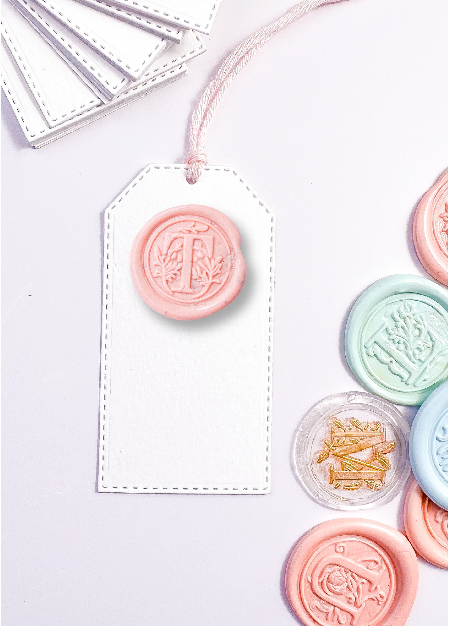 Mini tags con inicial de cera | 12 Unds.