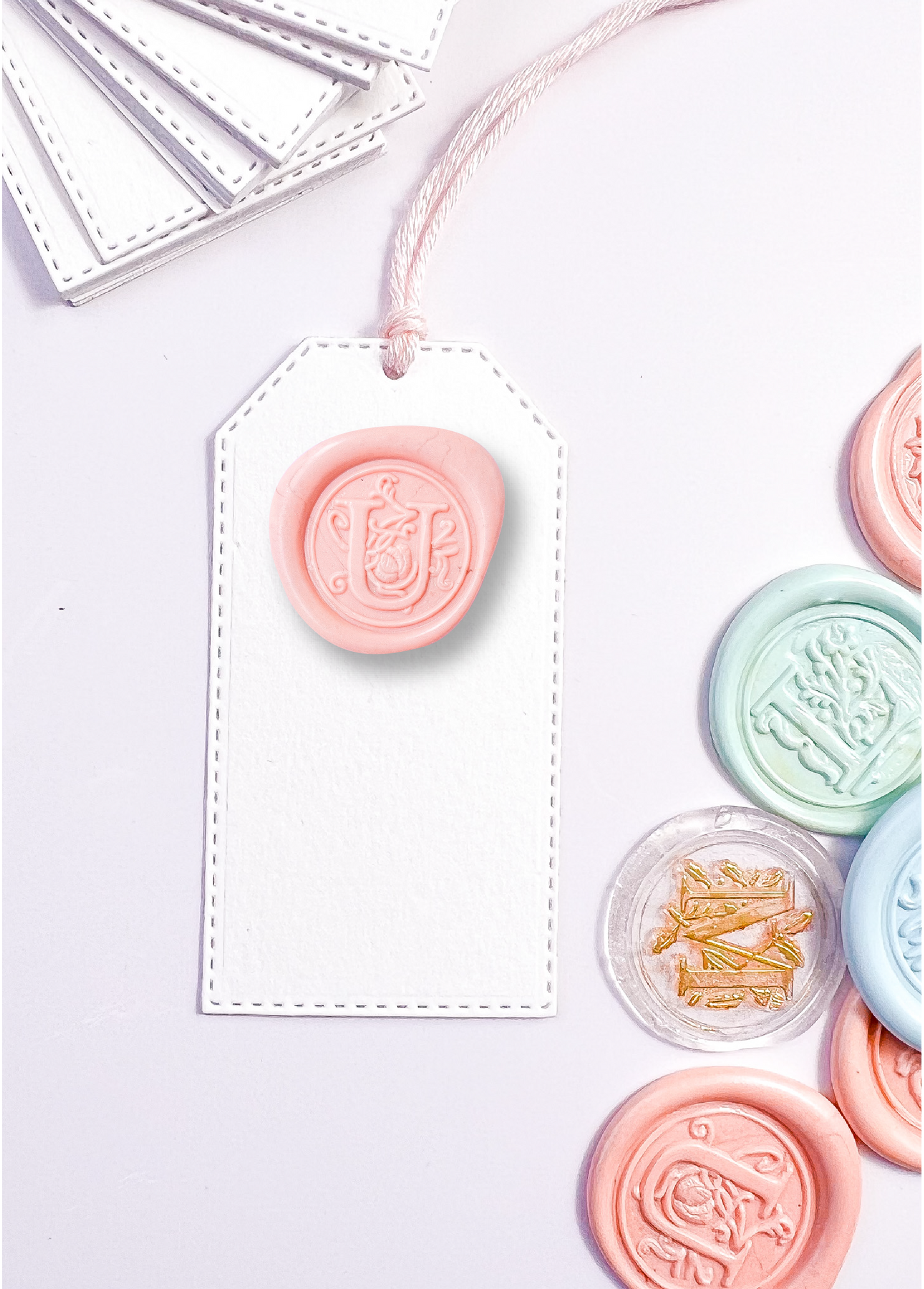 Mini tags con inicial de cera | 12 Unds.