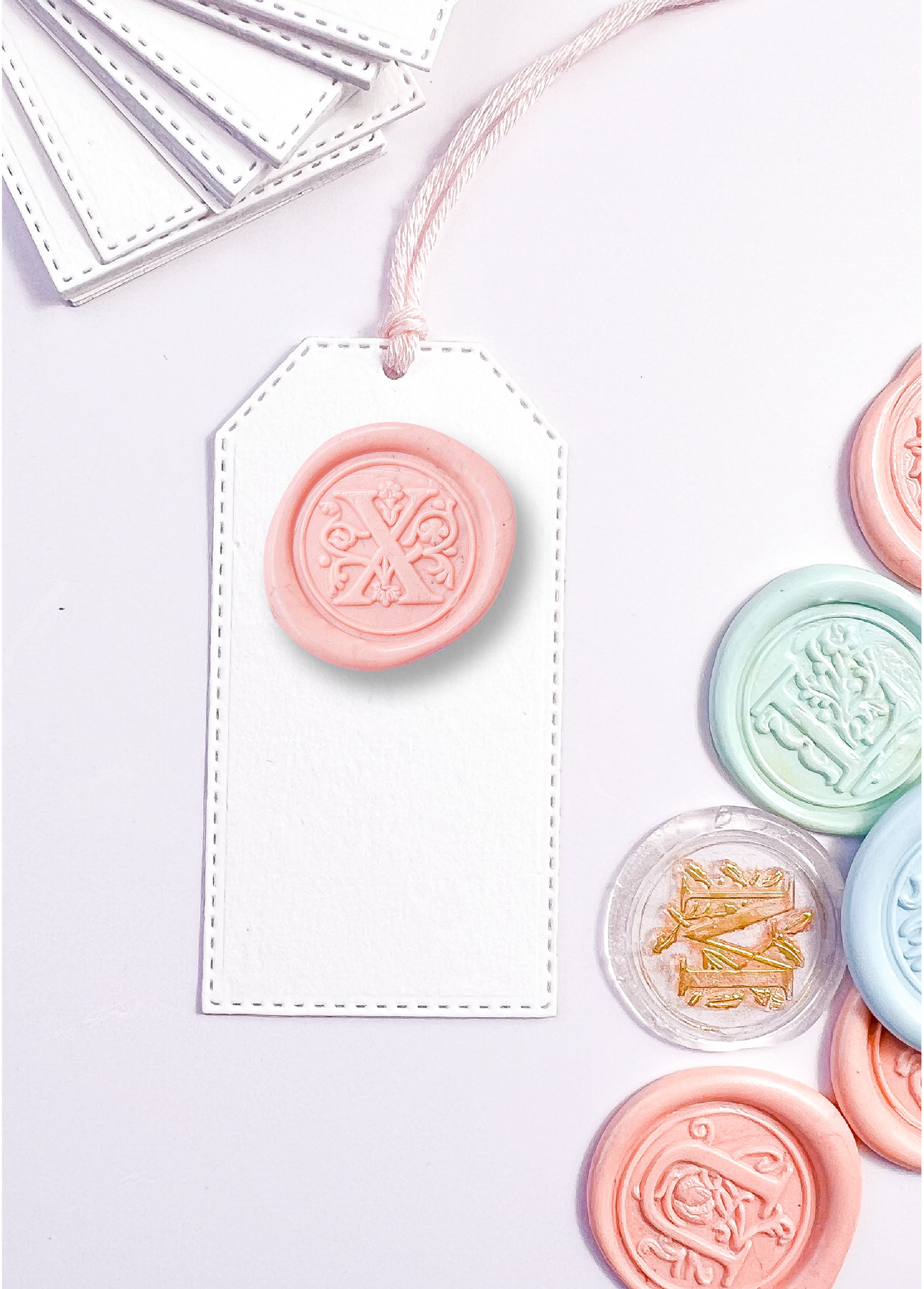 Mini tags con inicial de cera | 12 Unds.