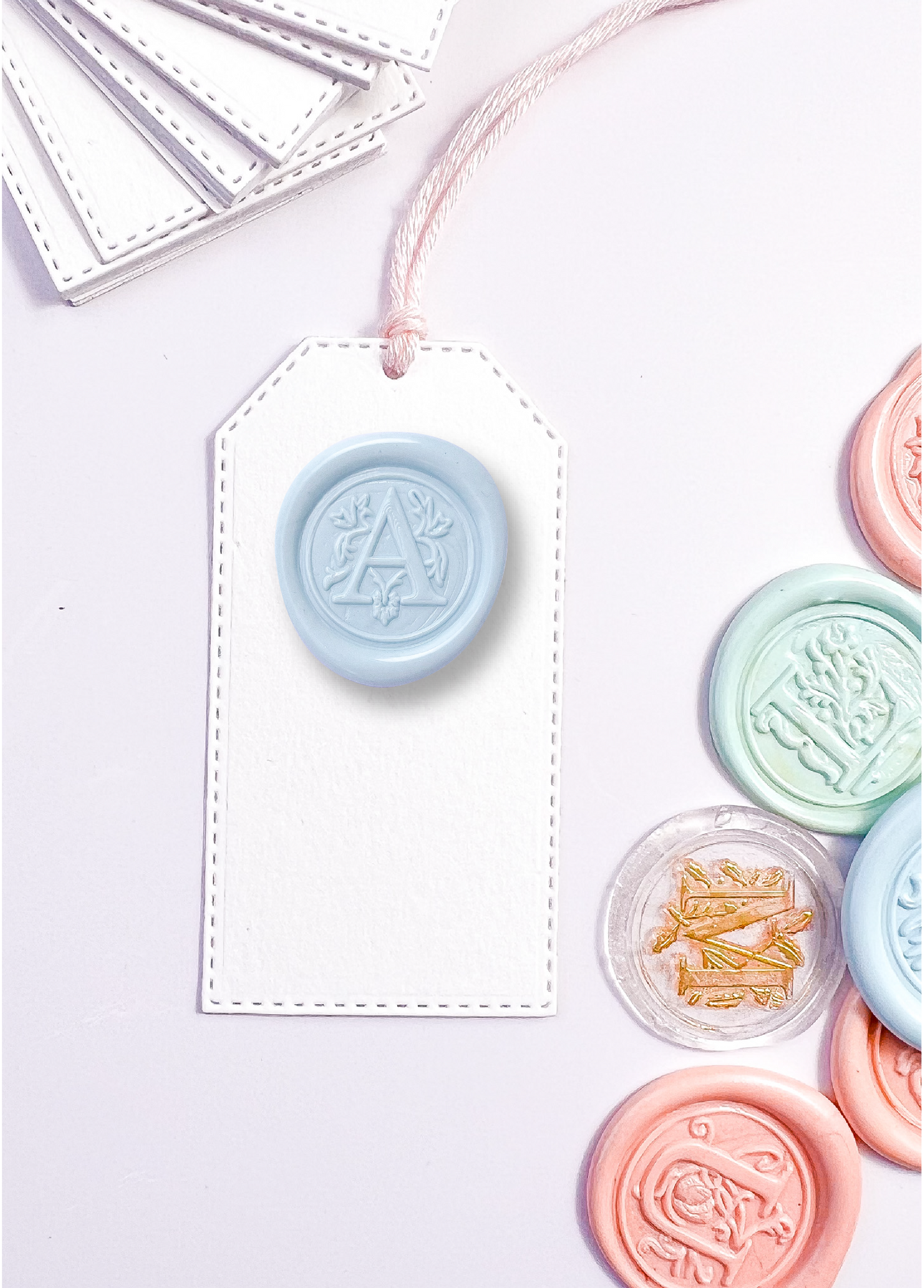 Mini tags con inicial de cera | 12 Unds.