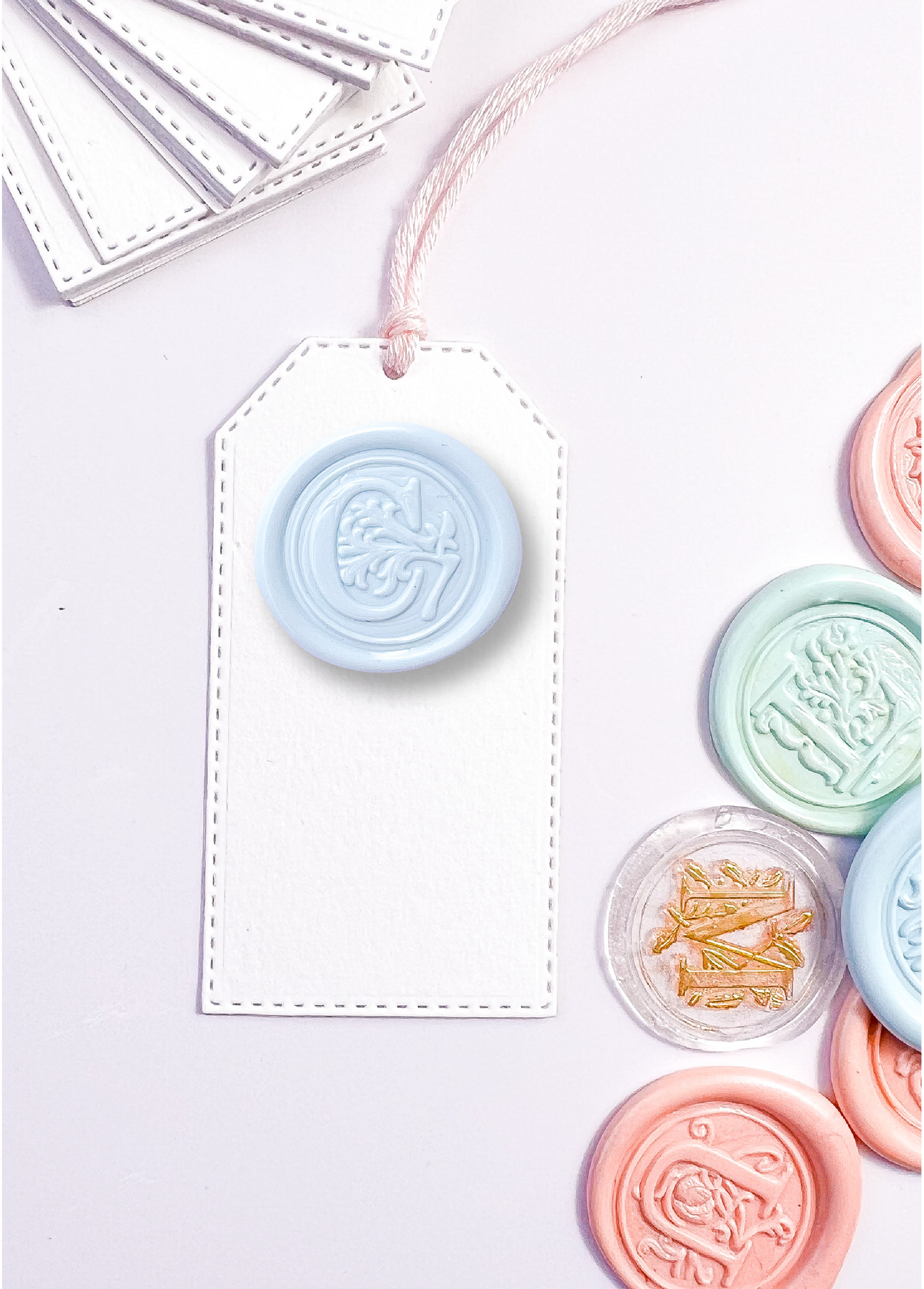 Mini tags con inicial de cera | 12 Unds.