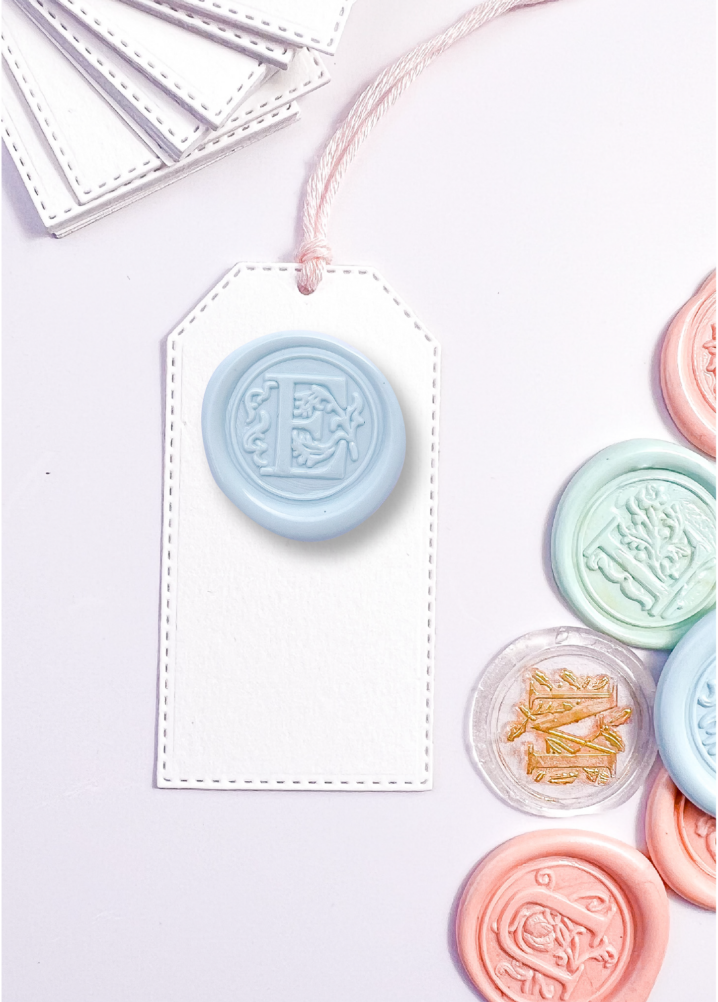Mini tags con inicial de cera | 12 Unds.