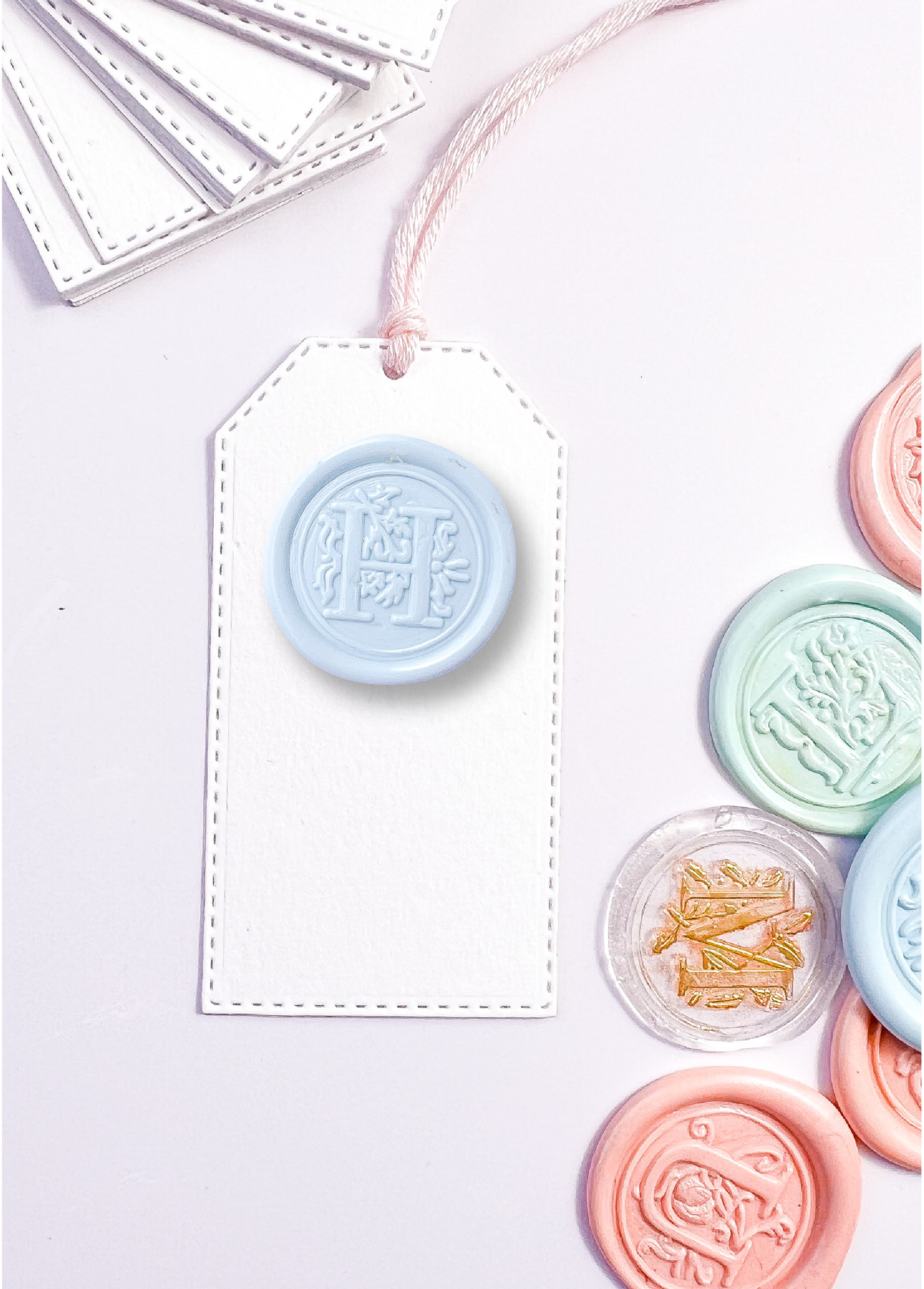 Mini tags con inicial de cera | 12 Unds.