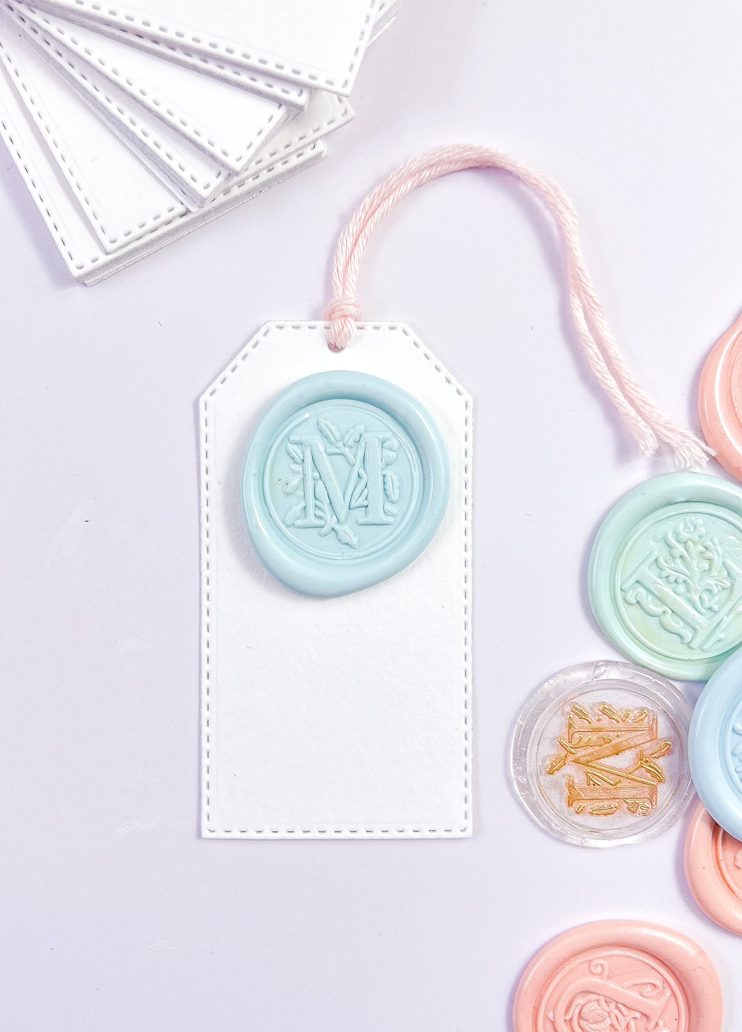 Mini tags con inicial de cera | 12 Unds.