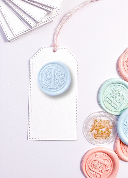 Mini tags con inicial de cera | 12 Unds.