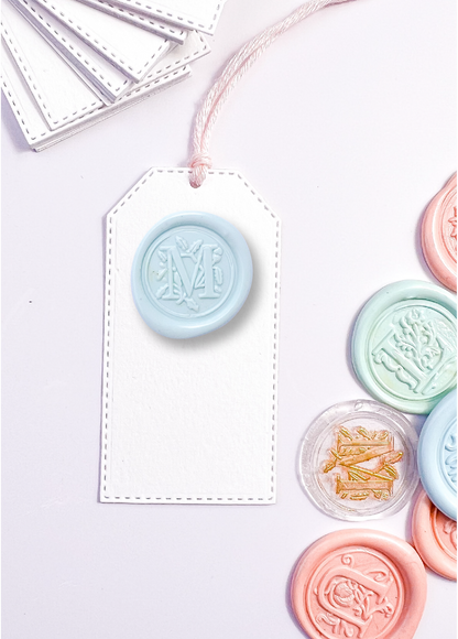 Mini tags con inicial de cera | 12 Unds.