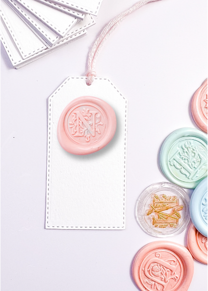 Mini tags con inicial de cera | 12 Unds.