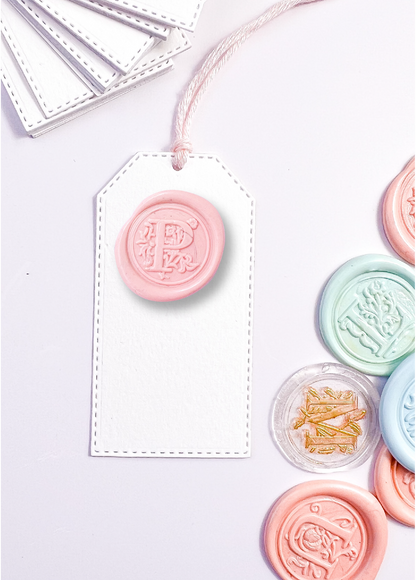 Mini tags con inicial de cera | 12 Unds.