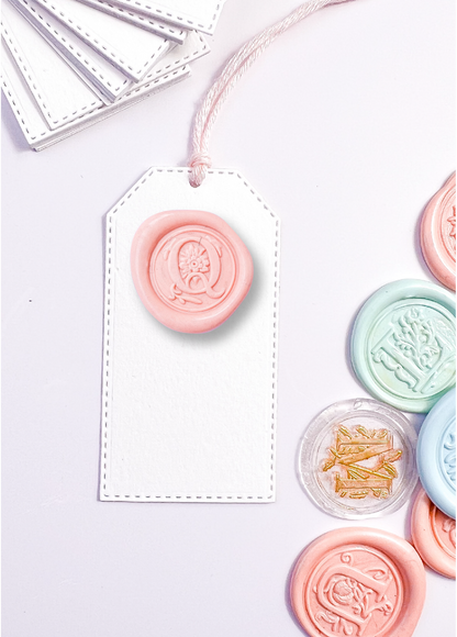 Mini tags con inicial de cera | 12 Unds.