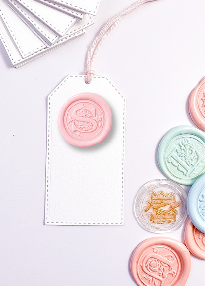 Mini tags con inicial de cera | 12 Unds.