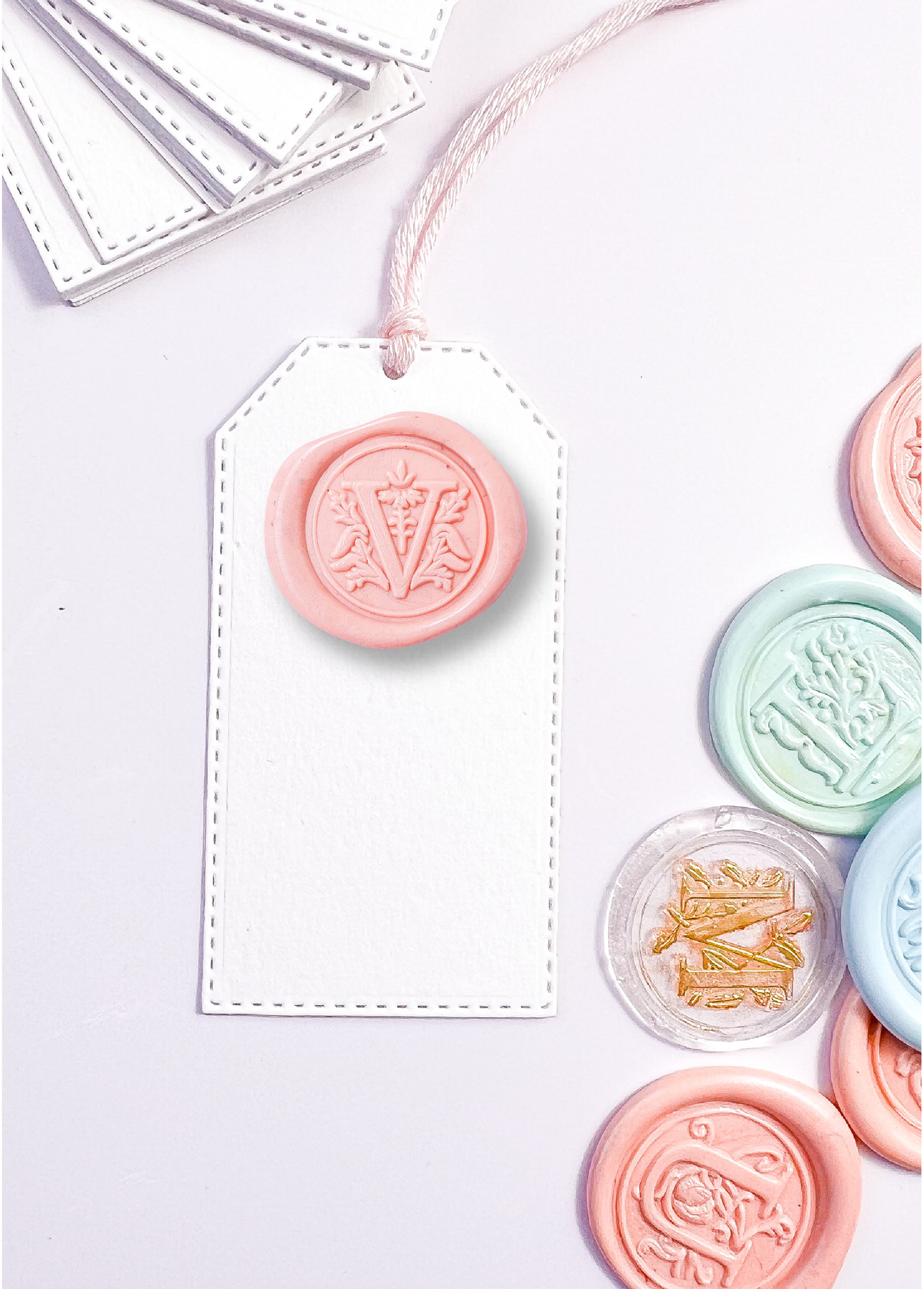 Mini tags con inicial de cera | 12 Unds.