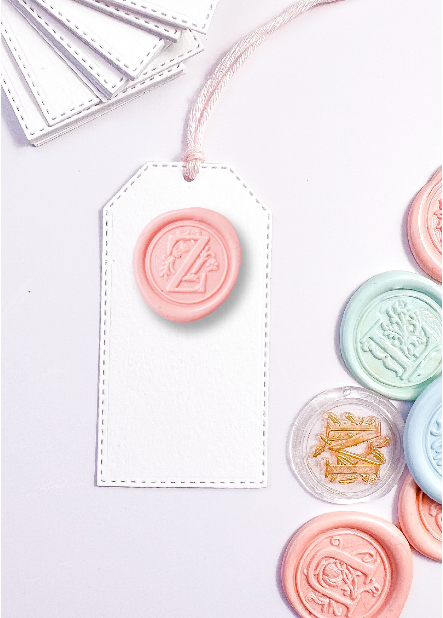 Mini tags con inicial de cera | 12 Unds.