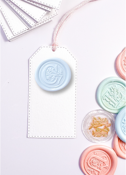 Mini tags con inicial de cera | 12 Unds.