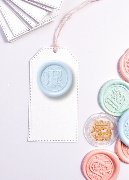 Mini tags con inicial de cera | 12 Unds.