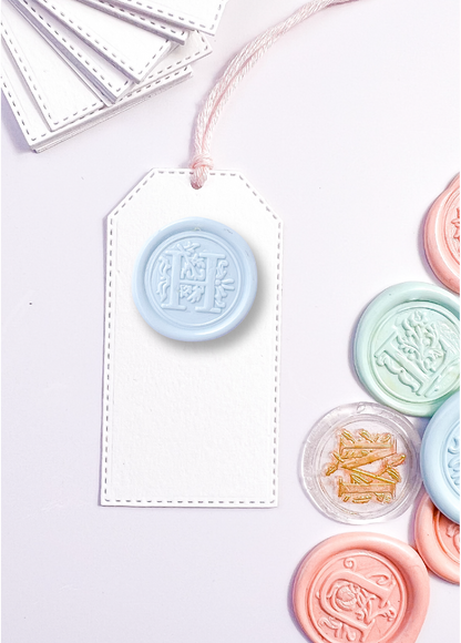 Mini tags con inicial de cera | 12 Unds.